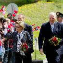 Kong Harald og Dronning Sonja ankommer Rogne skole i Øystre Slidre (Foto: Kyrre Lien / Scanpix)